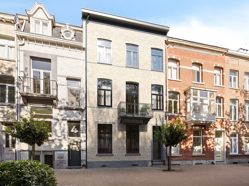 Deze charmante burgerwoning wordt de komende maanden omgetoverd tot een volledig nieuw studentenhuis met 7 entiteiten.<br />
Door zijn zeer centrale,
