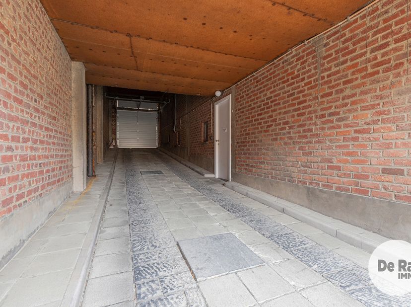 AALST- Gesloten hoekgarage/ garagebox met extra ruimte!<br />
Op zoek naar een veilige en vlot bereikbare parkeerplaats of extra opslagruimte? Dan is