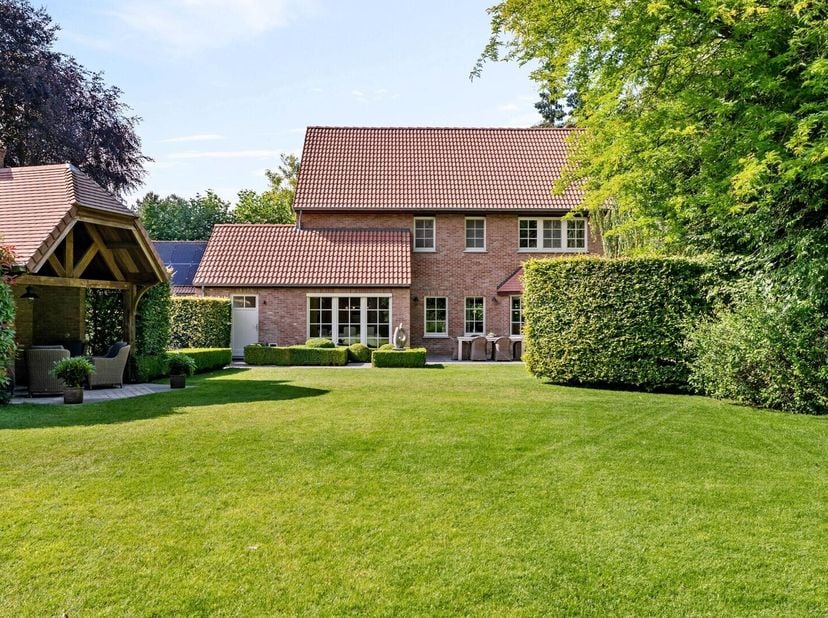 Au bout d'une impasse se trouve cette villa particulièrement bien entretenue sur un beau terrain aménagé d'environ 2 000 m². La maison comprend entre