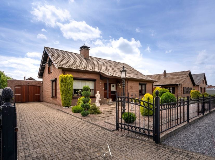 Deze verzorgde open bebouwing is gelegen op een mooi perceel van 840 m² in een rustige woonomgeving van Molenbeersel, op wandelafstand van het centrum