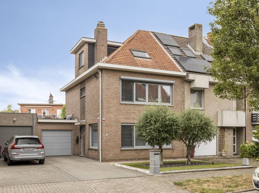 Modern en energiezuinig vastgoed op een toplocatie in Schoten!<br />
<br />
In een van de meest gewilde en rustige straten nabij de dorpskern bieden w