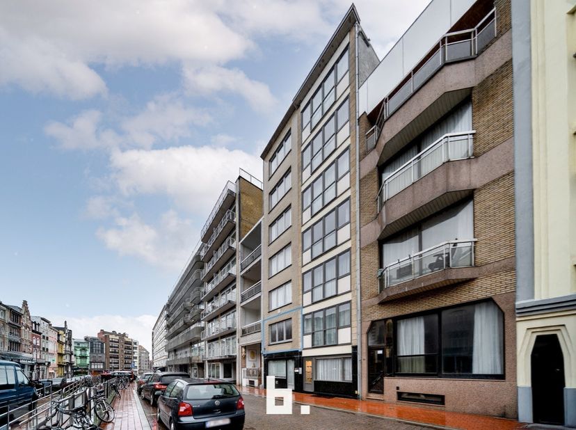 Op een absolute topligging in Blankenberge, in een rustige straat vlak voor de zeedijk, bevindt zich dit appartement met sterke verhuurbaarheid.<br />