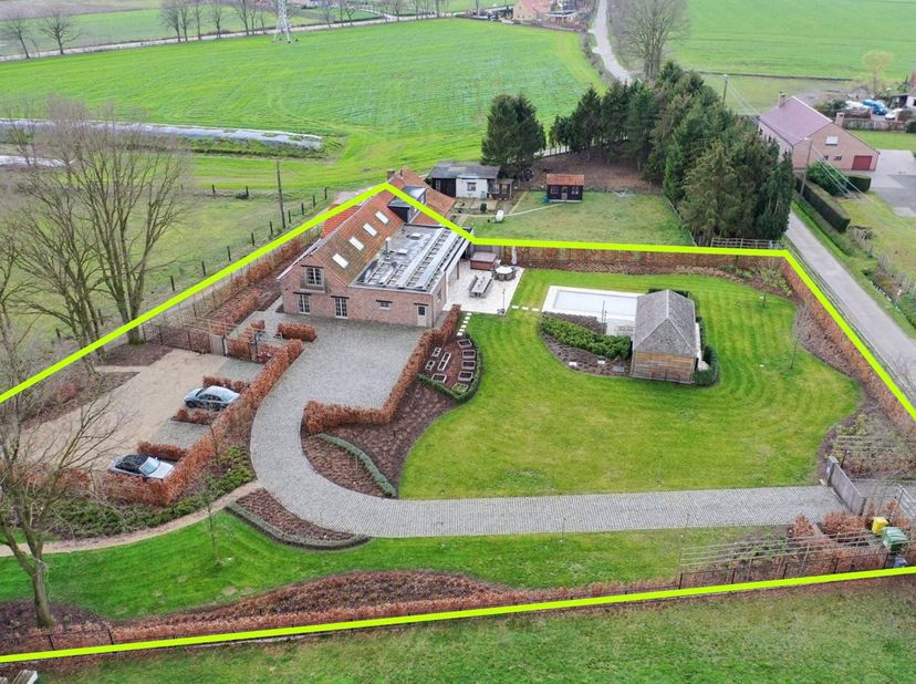 Te midden van uitgestrekte velden en absolute rust bevindt zich deze prachtige landelijke villa, een eigendom die klasse, comfort en authenticiteit mo