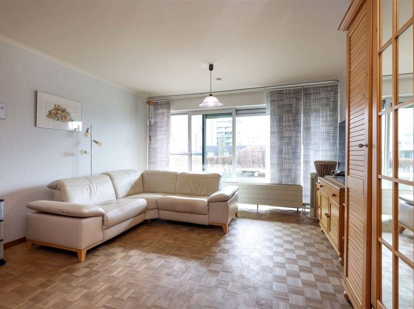 Gelijkvloers lichtrijk appartement met zonnig terras vlakbij het centrum van Hasselt - mogelijkheid tot handelspand<br />
<br />
Omgeving:<br />
+