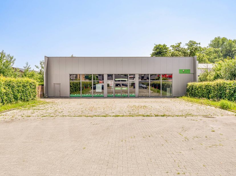 Cet immeuble commercial prêt à emménager et isolé industriellement est situé à un endroit prisé et prisé au niveau de la Genkersteenweg 159 à Hasselt.