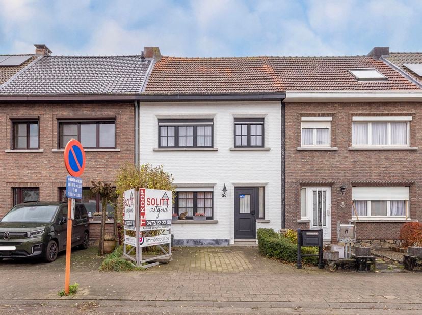 Aangename woning op een toplocatie in Schoten.<br />
Deze charmante woning ligt op een zeer goede locatie nabij winkels, scholen en openbaar vervoer.