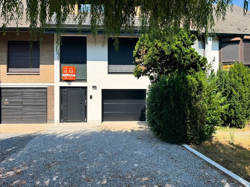 In de rustige en groene Potaardeberg te Merelbeke bevindt zich deze volledig gerenoveerde woning die hedendaags wooncomfort combineert met een uitstek