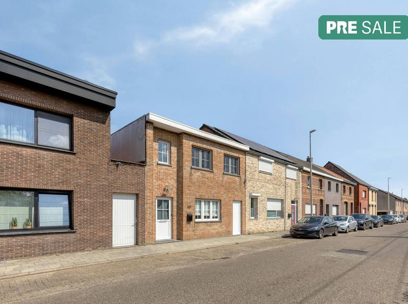 De ruime woonkamer (ca. 40m²) is voorzien van laminaat.<br />
De ruime keuken (ca. 20m²) is voorzien van een gasfornuis, afzuiging, oven, spoelbak, ij