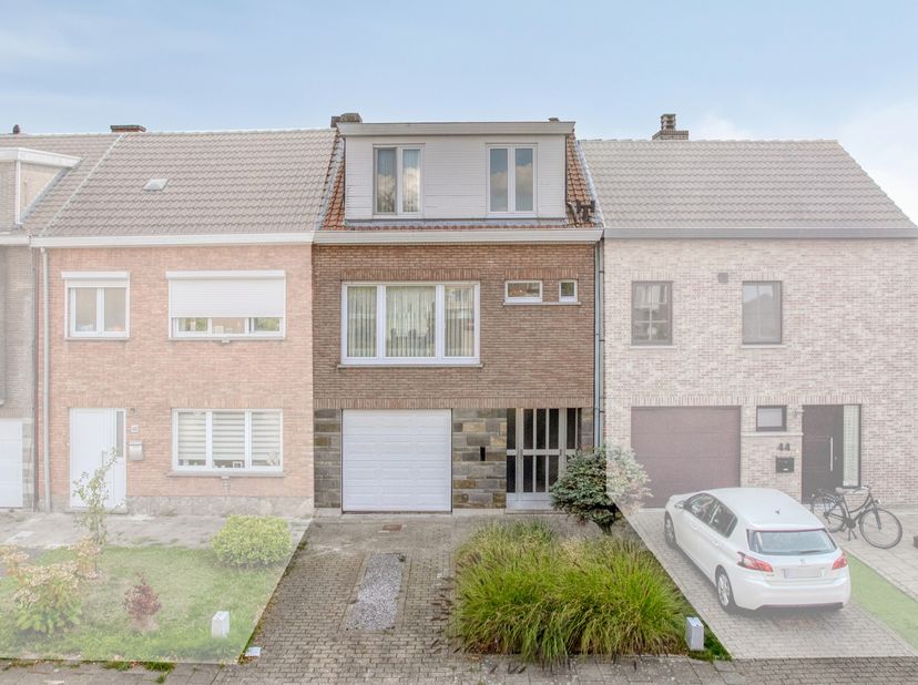 In de Rodebeukendreef 46 in Gentbrugge vinden we deze verzorgde en volledig instapklare bel-etagewoning, gelegen in een bijzonder rustige, gegeerde en