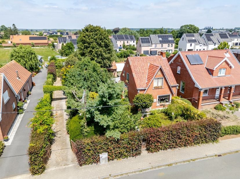 Ontdek deze charmante woning op een landelijke ligging waar rust en natuur hand in hand gaan.<br />
Omgeven door bomen geniet u hier elke dag van een