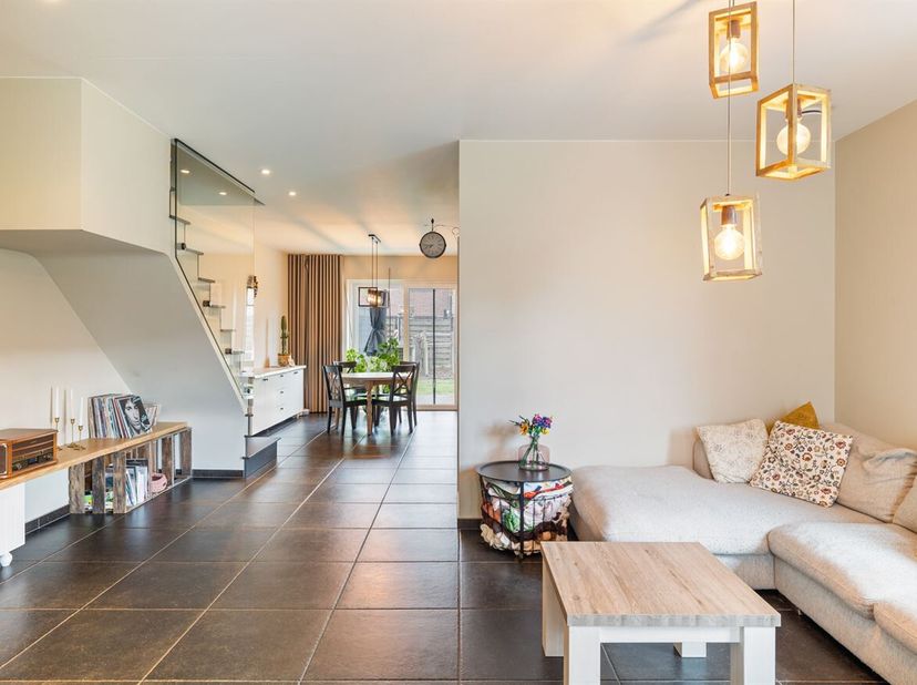 Energiezuinige woning met 4 slaapkamers in een kindvriendelijke verkaveling.<br />
Deze recente, uiterst energiezuinige woning werd gebouwd in 2020 en