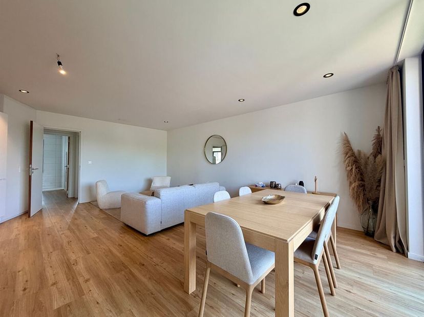 Très bel appartement situé au 3ème étage au sein d'une récente résidence avec ascenseur, dans un cadre calme, à 3 minutes de la grand place de Tournai