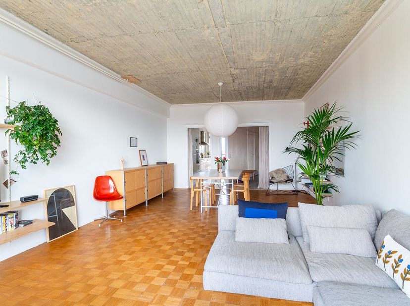 Dit instapklare appartement, op de bovenste verdieping, weet meteen te charmeren met zijn warme sfeer, authentieke details en een open uitzicht dat je