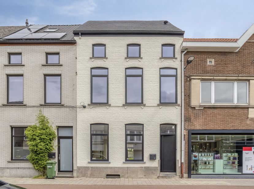 Magnifique maison de maître rénovée située au 91 Hertshage, entièrement rénovée avec soin et souci du détail. En entrant dans la maison, vous découvre