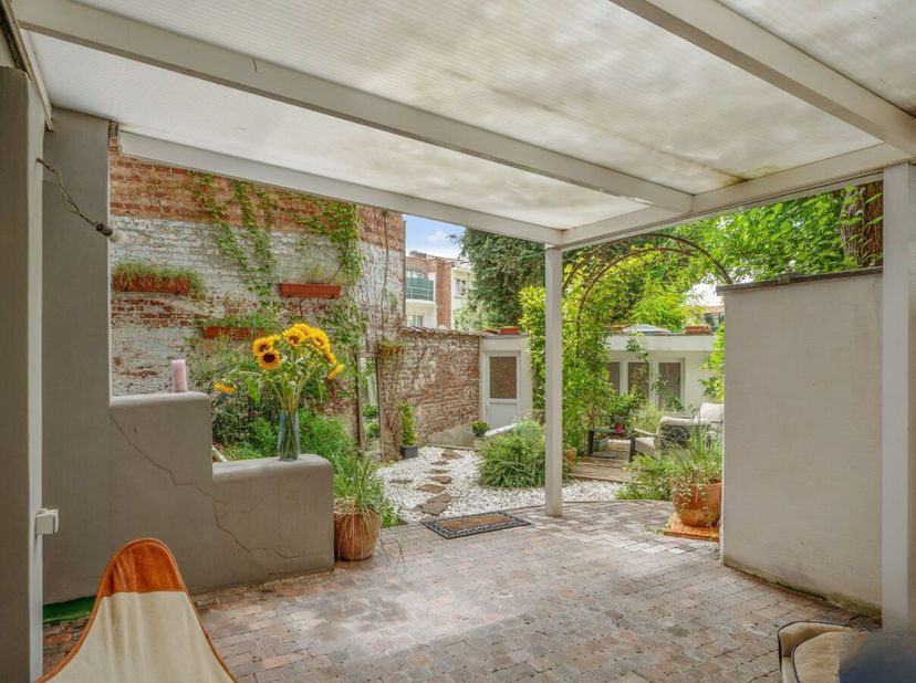 Op zoek naar een gelijkvloers appartement met een heerlijke tuin, een privatieve garage én een extra polyvalente ruimte? Dan is dit charmante gelijkvl