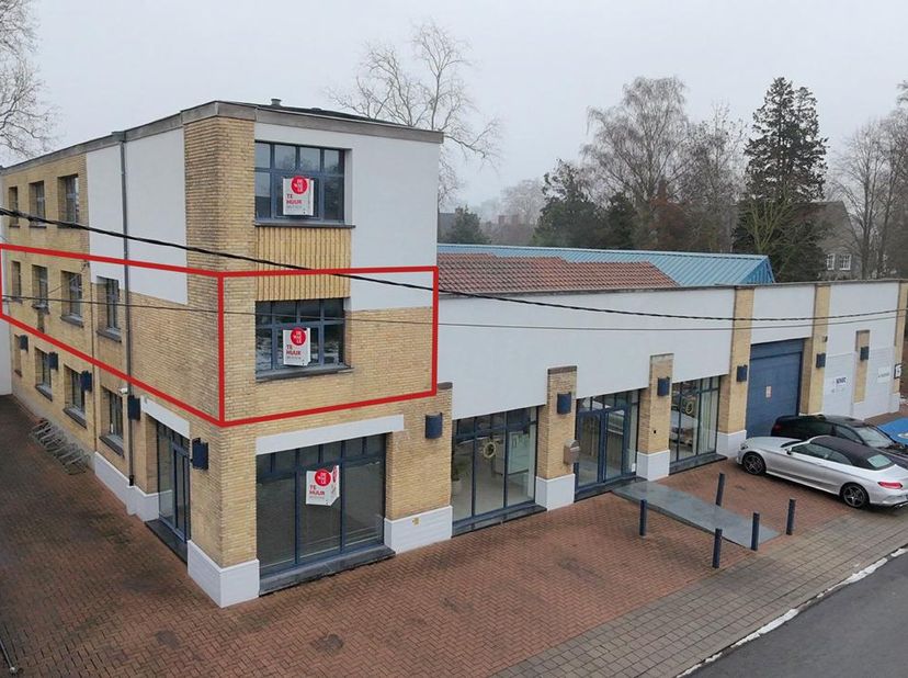 Kantoor van ca. 63 m² op een centrale ligging te Roeselare-Rumbeke.<br />
<br />
Omvat: <br />
- eigen kitchenette in aparte ruimte<br />
- sanitair<b