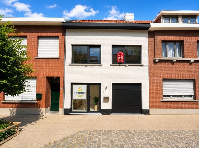Deze volledig gerenoveerde gezinswoning is gelegen in het centrum van Moorslede, op wandelafstand van winkels, scholen en andere dagelijkse voorzienin
