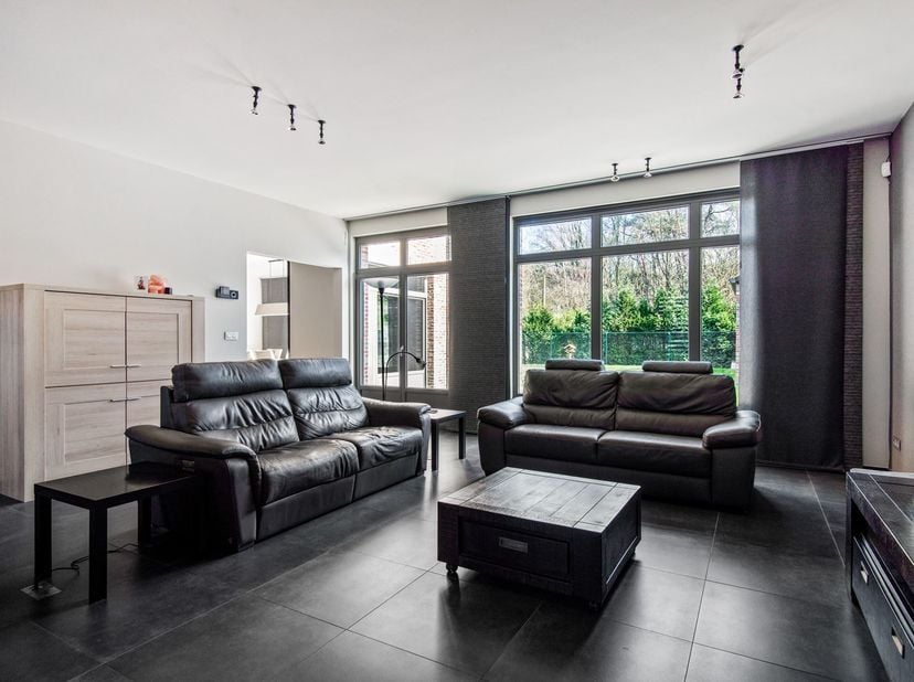 Deze woning is gelegen aan de Oostmallebaan 124A in Zoersel, centraal tussen het centrum van Oostmalle en Zoersel. De woning bevindt zich in een groen