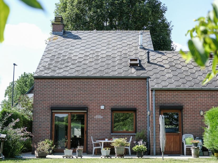 TE KOOP – Op te frissen halfopen bebouwing (3 gevels) met 3 slaapkamers, inpandige garage en mooie groene tuin in Sterrebeek<br />