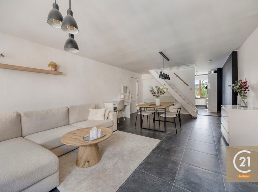 Ontdek dit charmante duplex appartement in de Hoegaardenstraat 9 te Tienen, ideaal gelegen in het hart van de stad. Hier woont u op wandelafstand van
