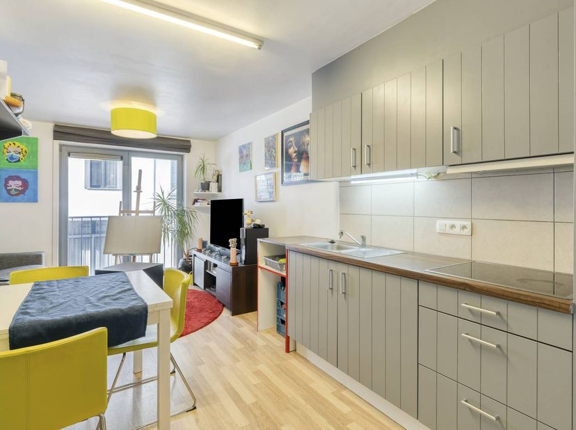 Bent u op zoek naar een instapklaar vastgoed aan de kust? Dit verzorgde appartement in een recent gebouw uit 2007 biedt de perfecte balans tussen een
