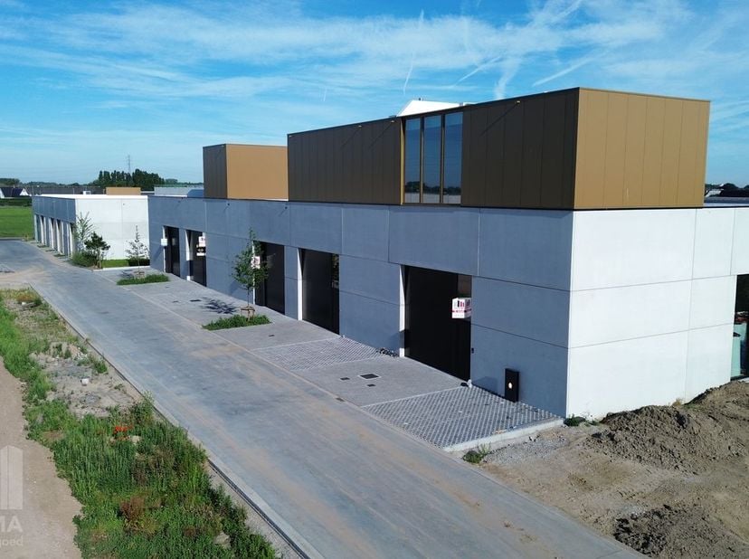 Bedrijfsvastgoed te koop in Kwadestraat 113,
                    8800 Roeselare