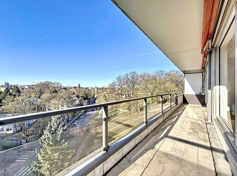 Barnes Brussels biedt dit lichte appartement aan met 176m2 woonruimte (bron PEB) op de 5e verdieping van een gebouw uit 1974. Het heeft 3 terrassen va