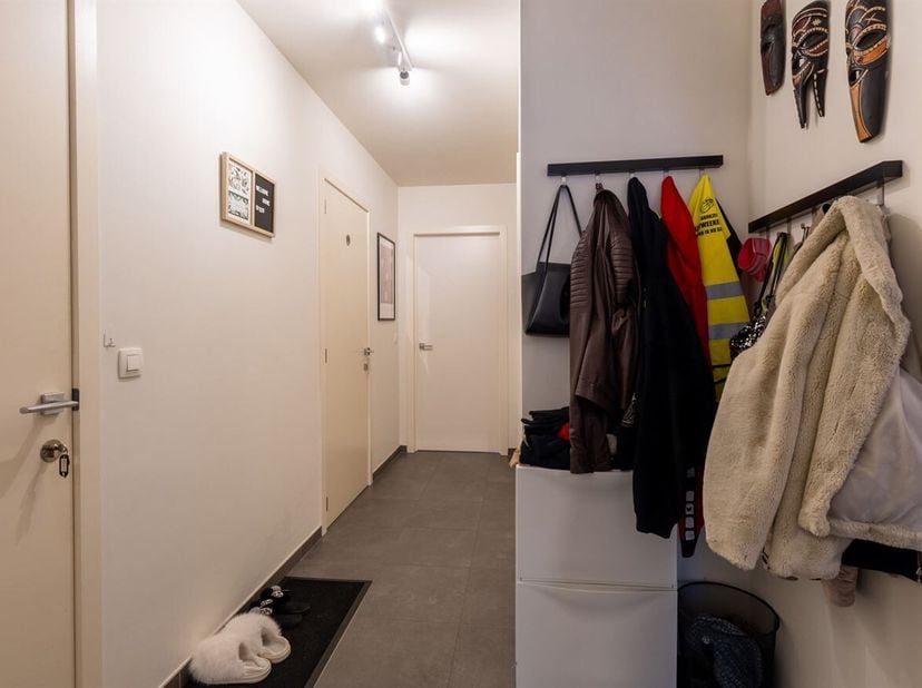 Gelijkvloers appartement met 2 slaapkamers, tuin en 2 autostaanplaatsen<br />
Ligging: Dit gelijkvloerse appartement is gelegen aan de Kerkhofstraat i