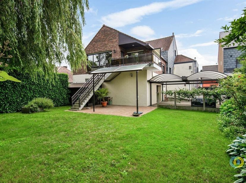 In het landelijke Houtem bevindt zich deze verrassend ruime en veelzijdige woning, ideaal voor wie op zoek is naar een ruime gezinswoning, een combina