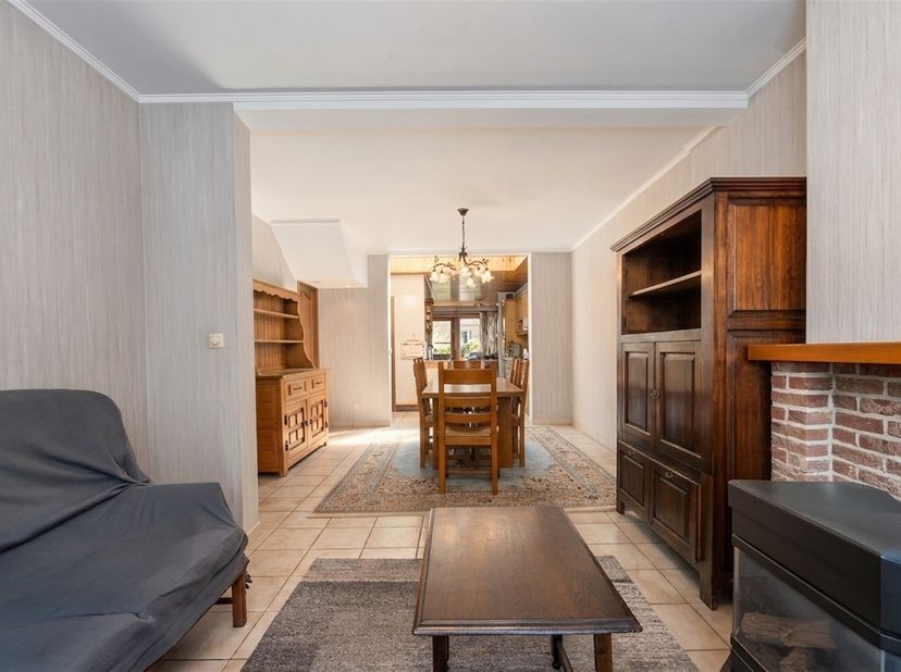 Rustig wonen in het centrum van Zwijndrecht? Dat kan. Deze charmante ruime en aangename woning met mooie tuin en garage (20m², met extra opbergzolder