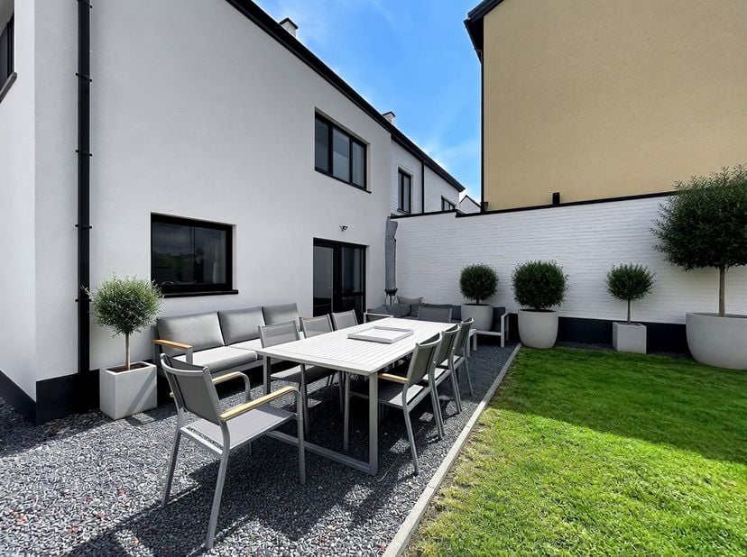 Situation<br />
Située au cœur de Zingem, cette maison prête à emménager et aux finitions haut de gamme bénéficie d'une excellente accessibilité. Grâc
