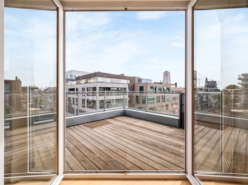Exclusieve duplex met 210 m² woonbeleving in hartje Roeselare<br />
ROESELARE STADSKERN | RECENT LUXUEUS VERNIEUWD | 2 À 3 SLAAPKAMERS | 2 TERRASSEN |