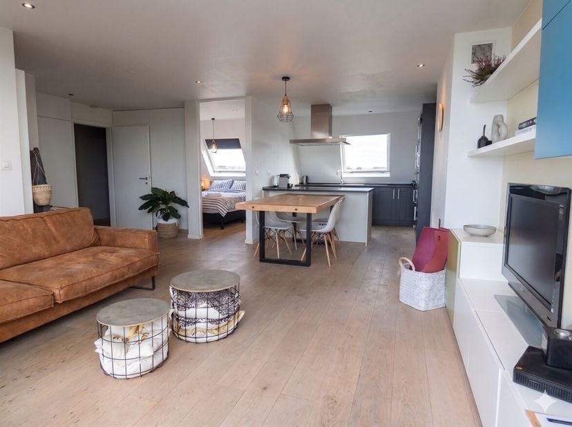 Dak-appartement (49 m²) met groot terras (52 m²) en fietsenberging te Zurenborg<br />
Locatie: Dit instapklare appartement met ruim terras staat te ko