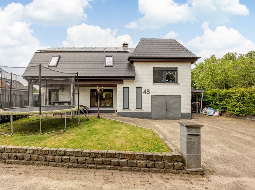 Instapklare gezinswoning op rustige locatie te Vosselaar.<br />
4 slaapkamers + bureau | EPC: B-label | Kindvriendelijk in doodlopende straat<br />
Om