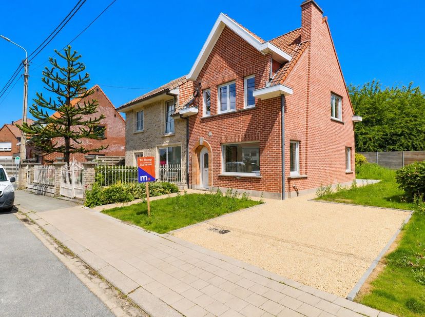 Instapklare, kwalitatief gerenoveerde halfopen bebouwing op rustige ligging<br />
<br />
Op zoek naar een lichtrijke woning waar comfort en kwaliteit