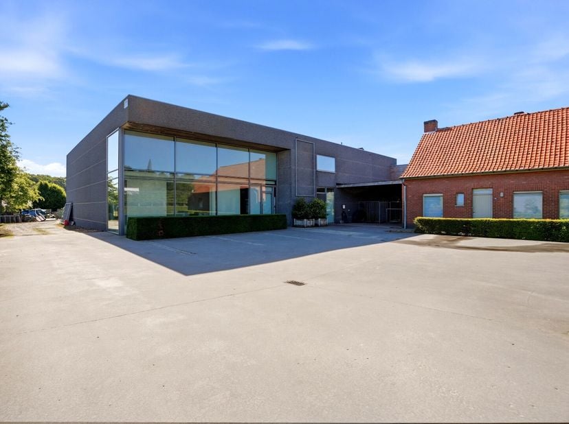 Op zoek naar een eigendom met tal van mogelijkheden? Deze unieke combinatie van handelsruimte en ruime woonst in het landelijke Westrozebeke biedt een