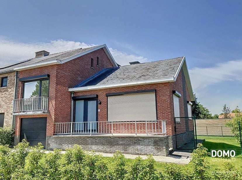 Heeft u interesse? Plan uw bezoek via onze website www.domovastgoed.be<br />
<br />
Deze prachtige woning is gelegen te Spalbeek en beschikt over een