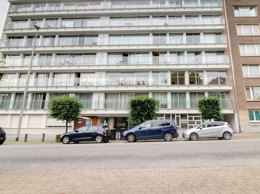 bel appartement de +- 118m² habitables composé de:<br />
- un hall d'entrée avec placard<br />
- un salon - salle à manger de 34.6 m² en parquet<br />