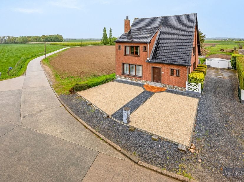In een deelgemeente van Glabbeek te Kapellen ligt deze toffe vrijstaande woning op een mooi perceel van 28 are.<br />
<br />
Ze werd gebouwd in 1962 e