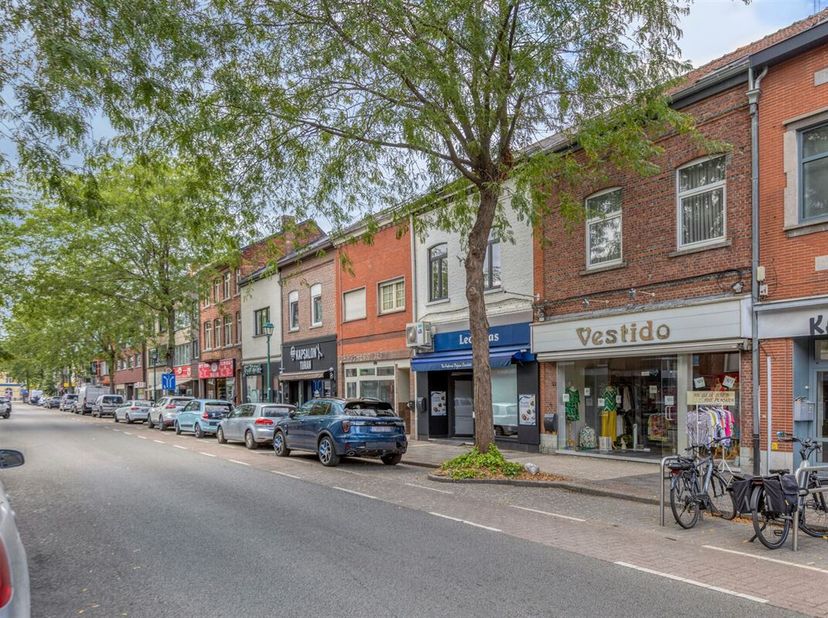 TE KOOP: Handelshuis met ruime woonst in het centrum van Leopoldsburg!<br />
Ontdek dit veelzijdige handelshuis, uitstekend gelegen in de Stationsstra