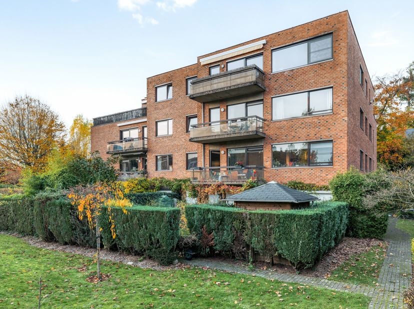 Ukkel, ideaal gelegen dichtbij vele groene ruimtes en alle voorzieningen, prachtig APPARTEMENT (3 slaapkamers / 2 badkamers) van ± 100 m² woonruimte v