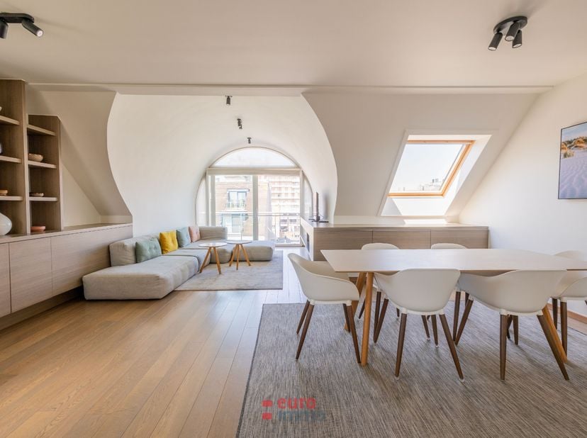 Welkom in dit subliem appartement met drie slaapkamers, gelegen aan de Elisalaan in het charmante Nieuwpoort. Dit instapklaar pand uit 2004 biedt een