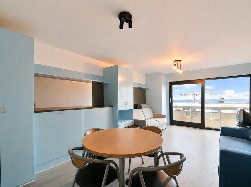 Centraal gelegen in het hart van Middelkerke bevindt zich deze praktische studio van ca. 36 m², ideaal als tweede verblijf aan zee of als investering.