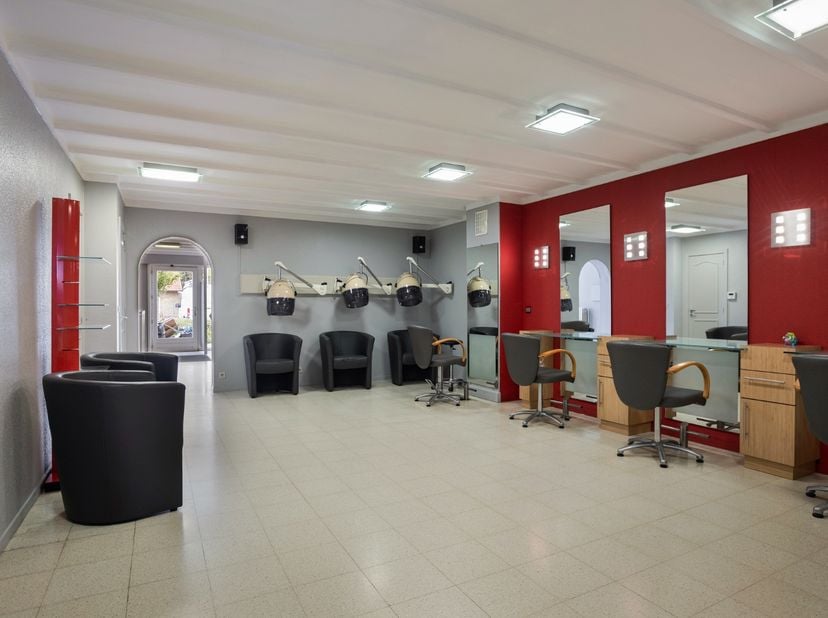 Gelegen op het gelijkvloers van residentie ‘Noord Uyt’, gelegen langs de Grauwe Broedersstraat in het centrum van Diksmuide, vinden we deze veelzijdig
