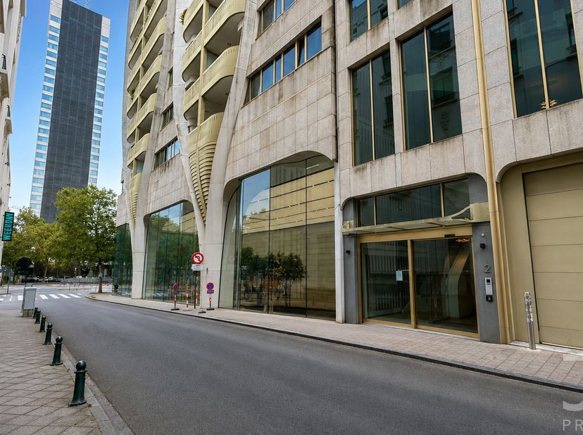 Ideaal gelegen in het centrum van Brussel, op een steenworp afstand van het Louizaplein, is deze overdekte parkeerplaats gemakkelijk bereikbaar via de