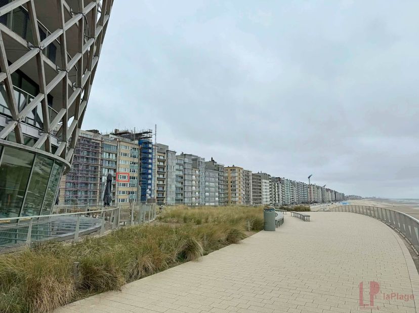 Ontdek dit prachtig gerenoveerde appartement op een topligging aan de zeedijk van Middelkerke, naast het casino.<br />
Hier geniet u dagelijks van een