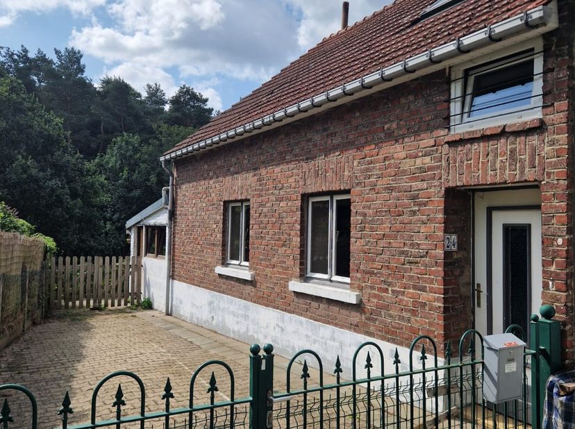 Gelegen in Sint-Joris-Weert vindt u deze op te knappen woning op een perceel van 5a90ca. Gelegen in een doodlopende straat en via de tuin rechtstreeks