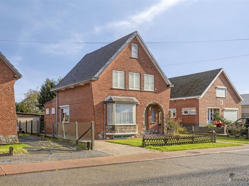 Ontdek deze ruime open bebouwing op een perceel van 8a18ca, gelegen in een rustige straat met een onverhinderd uitzicht op de velden achteraan. Deze w