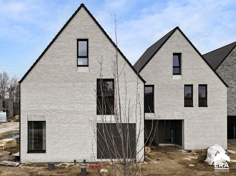 [[ DIT PAND NEEMT DEEL AAN DE ERA OPEN HUIZEN DAG OP 13/6 VAN 14:30 TOT 15:30 ]] Verrassend ruime nieuwbouwwoning met 4 slaapkamers, inpandige garage