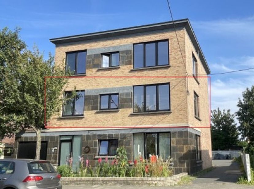 Vrij recent gerenoveerd appartement met 3 kamers waarvan 1 slaapkamer, 1 bureel of dressing , en 1 kleine unit. Bewoonbare oppervlakte : +/- 92 m². Ve